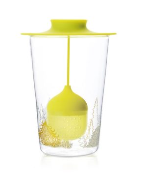 La Mug in vetro con infusore giallo  è una simpatica tazza da tè in vetro con filtro coloratissimo in silicone.