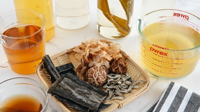 abbassate il fuoco e lasciate sobbollire il tutto per cinque minuti. Dopodiché togliete la pentola dal piano cottura e aggiungetevi il miso, il sale e le foglie di tè. Lasciate passare altri cinque minuti in modo che le foglie di tè liberino i loro sapori nel brodo e dunque filtrate il composto. Una volta raffreddato il vostro brodo sarà pronto per fare da base ad altri vostri gustosi piatti oppure potrete gustarlo insieme agli shiitake utilizzati durante la preparazione dopo una breve cottura in padella. Iscriviti alla nostra newsletter per restare aggiornato sulle novità e ricevere sconti e promozioni.