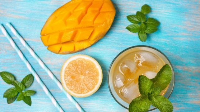 Infuso di frutta al Mango freddo con mirtilli rossi