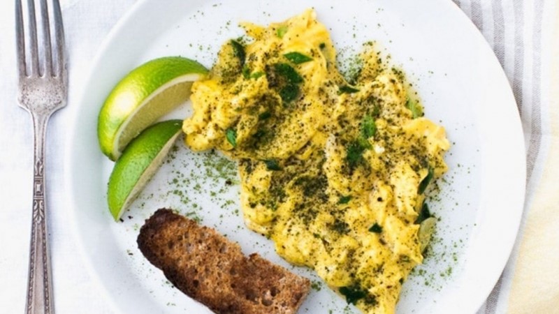 Uova strapazzate con Matcha e Lime