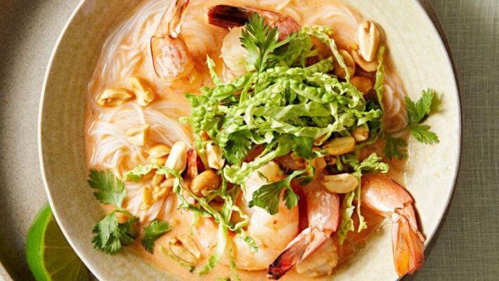 Zuppa di cocco con Noodle e gamberi affumicati al tè