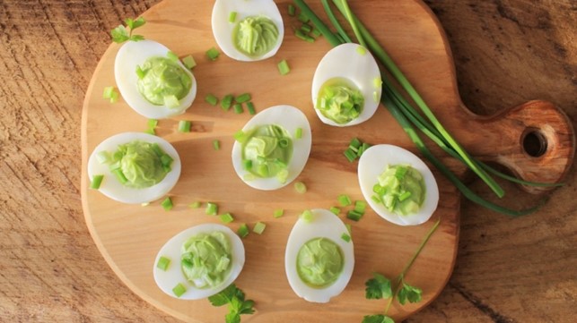 uova ripiene con Matcha e erba Cipollina