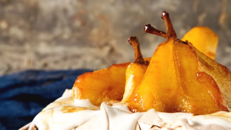 Pavlova con pere cotte nel tè rosso e caramellate